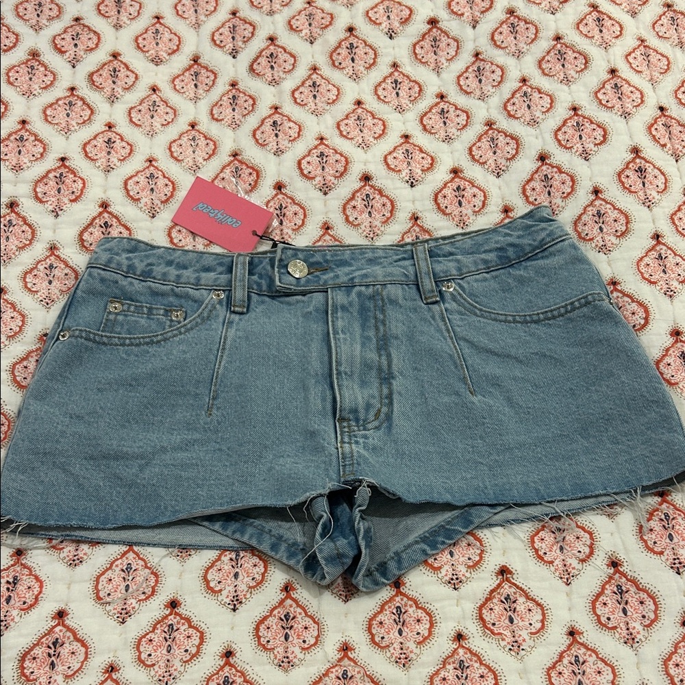 Edikted Light Wash Denim Cutoff skort